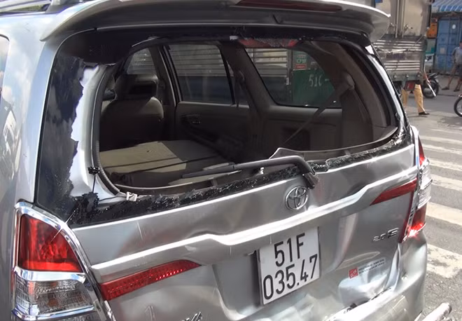 Xe 7 chỗ cùng chung số phận.