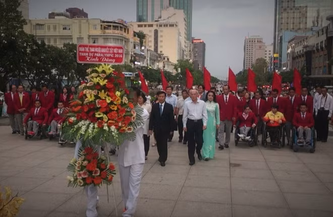 Các đại biểu và VĐV dâng hoa tại tượng đài Bác