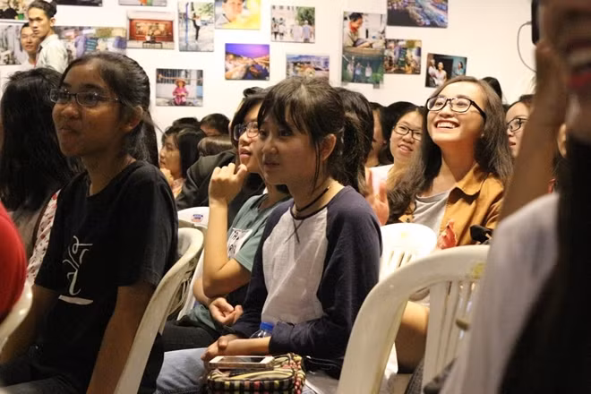 Các bạn trẻ hào hứng tham gia trả lời một câu hỏi về kiến thức Sài Gòn trong buổi talkshow
