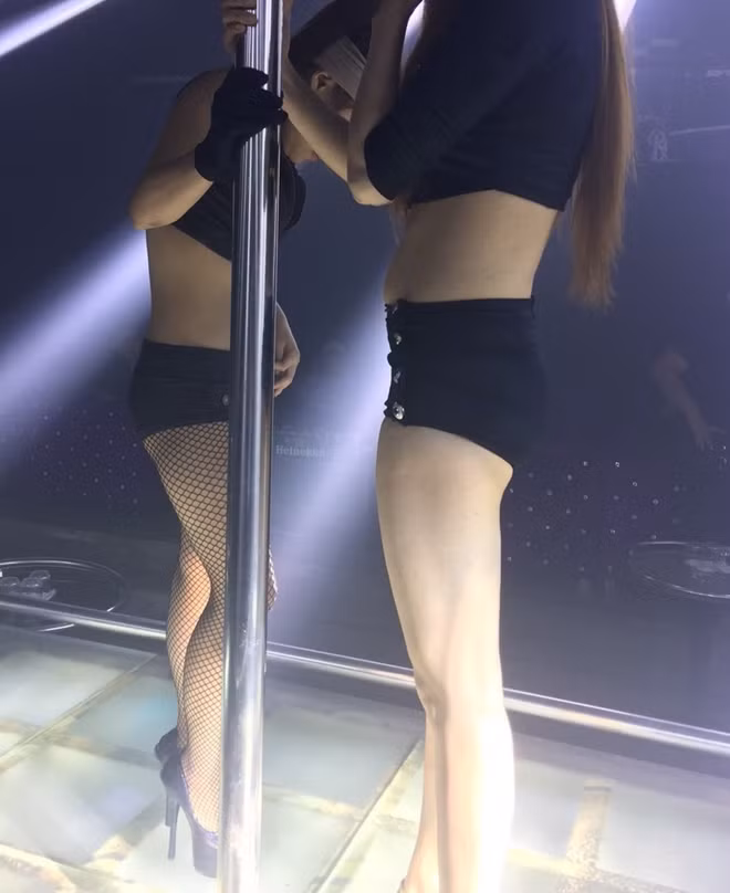 Câu khách bằng màn múa cột