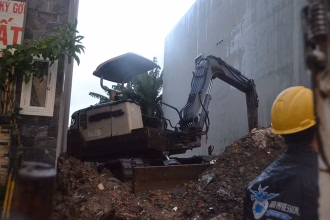 Xe cuốc đào móng khiến cột điện bị ngã