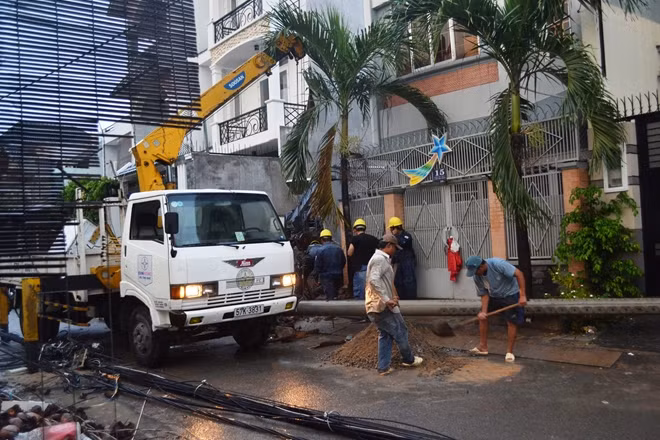 Công nhân điện lực khắc phục sự cố
