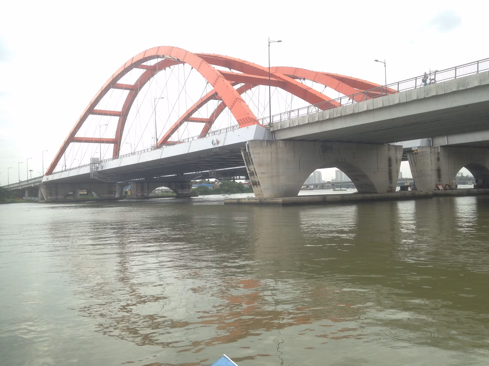 Ông lão đánh cá cứu người tự tử