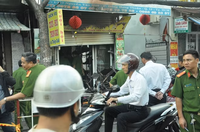 Các lực lượng đang khám nghiệm hiện trường