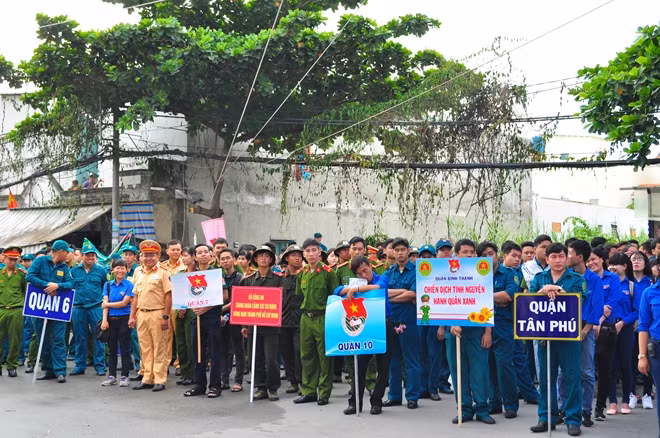 Đông đảo Đoàn viên, thanh niên, các lực lượng vũ trang trên địa bàn thành phố tham gia chiến dịch có mặt trong buổi sáng ra quân.