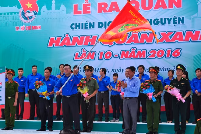 Ông Huỳnh Cách Mạng – Phó Chủ tịch UBND TP.HCM trao cờ xuất quân cho đồng chí Hồ Tấn Đạt – Chỉ huy trưởng Chiến dịch năm nay
