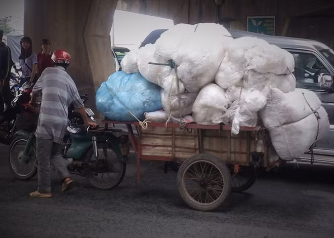 Người điều khiển phương tiện phân bua "Chở hàng về cho bà xã bán...ve chai"