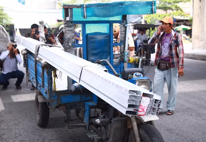 Người điều khiển phương tiện khi bị xử lý lo lắng gọi điện báo cho chủ hàng