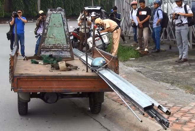 Những cây sắt dài gấp 3 lần chiều dài của xe