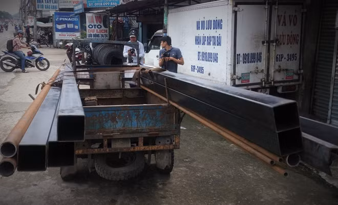 Các đầu cây sắt lưu thông trên đường nhưng không được gắn những dấu hiệu cảnh báo