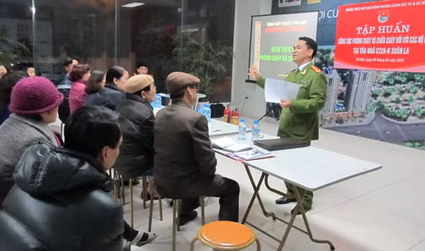 Đại tá Nguyễn Hải Triều, Trưởng phòng Cảnh sát PC&CC Bắc Thăng Long tuyên truyền công tác phòng cháy chữa cháy, cứu nạn cứu hộ ở khu chung cư. Đại tá Nguyễn Hải Triều, Trưởng phòng Cảnh sát PC&CC Bắc Thăng Long tuyên truyền công tác phòng cháy chữa cháy, cứu nạn cứu hộ ở khu chung cư.