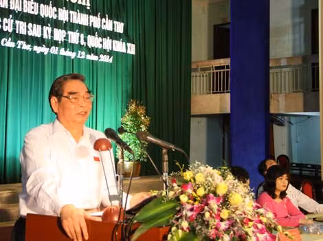 Đồng chí Lê Hồng Anh, Ủy viên Bộ Chính trị, Thường trực Ban Bí thư phát trả lời các câu hỏi của cử tri.