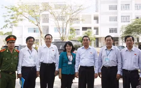 Đồng chí Lê Hồng Anh, Ủy viên Bộ Chính trị, Thường trực Ban Bí thư cùng các ĐBQH và Ban giám hiệu Trường ĐH Cần Thơ.