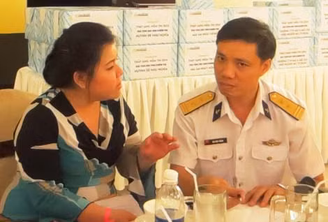 Dương không ngại ngần sẻ chia nỗi buồn đôi chân giả.