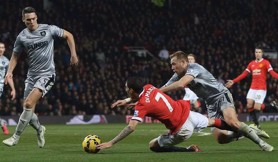 Di Maria đã mang về quả đá phạt đền cuối trận cho đội chủ nhà. Premierleague.com