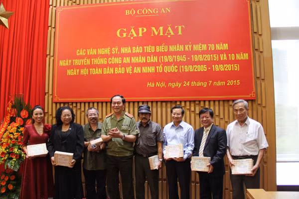 Đại tướng Trần Đại Quang, Ủy viên Bộ chính trị, Bộ trưởng Bộ Công an, tặng quà các văn nghệ sĩ.
