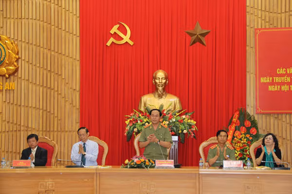 Đại tướng Trần Đại Quang, Ủy viên Bộ chính trị, Bộ trưởng Bộ Công an phát biểu tại buổi gặp mặt.