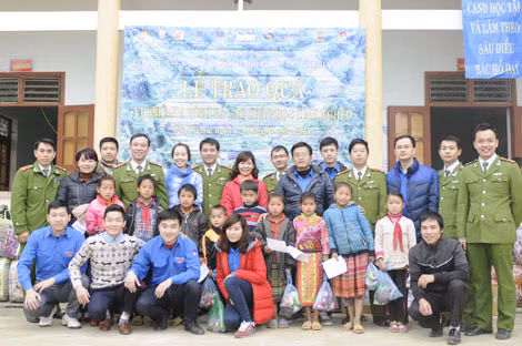 Đoàn viên, thanh niên Tổng cục Cảnh sát tặng quà cho các hộ gia đình, các cháu học sinh nghèo tại 2 xã Pà Vầy Sủ, Xín Mần (Hà Giang).