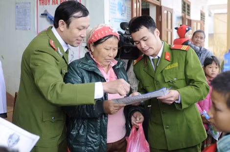 Thành viên trong đoàn tuyên truyền pháp luật cho bà con.