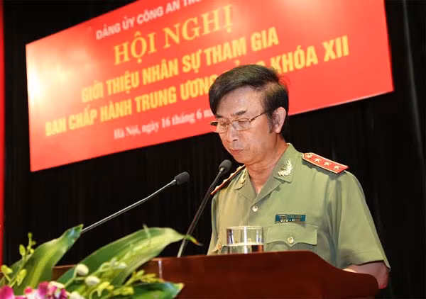 Thượng tướng Đặng Văn Hiếu, Ủy viên TW Đảng, Phó Bí thư Đảng ủy Công an Trung ương, Thứ trưởng Thường trực Bộ Công an phổ biến, quán triệt Phương hướng công tác nhân sự Ban Chấp hành Trung ương khóa XII và Quy trình giới thiệu nhân sự Ban Chấp hành Trung ương khóa XII. Thượng tướng Đặng Văn Hiếu, Ủy viên TW Đảng, Phó Bí thư Đảng ủy Công an Trung ương, Thứ trưởng Thường trực Bộ Công an phổ biến, quán triệt Phương hướng công tác nhân sự Ban Chấp hành Trung ương khóa XII và Quy trình giới thiệu nhân sự Ban Chấp hành Trung ương khóa XII.