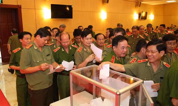 Các đại biểu bỏ phiếu giới giới thiệu nhân sự tham gia Ban Chấp hành Trung ương khoá XII (vòng 1). Các đại biểu bỏ phiếu giới giới thiệu nhân sự tham gia Ban Chấp hành Trung ương khoá XII (vòng 1).