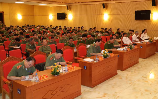 Đại tướng Trần Đại Quang, Ủy viên Bộ Chính trị, Bí thư Đảng ủy Công an Trung ương, Bộ trưởng Bộ Công an với các đại biểu tham dự Hội nghị. Đại tướng Trần Đại Quang, Ủy viên Bộ Chính trị, Bí thư Đảng ủy Công an Trung ương, Bộ trưởng Bộ Công an với các đại biểu tham dự Hội nghị.