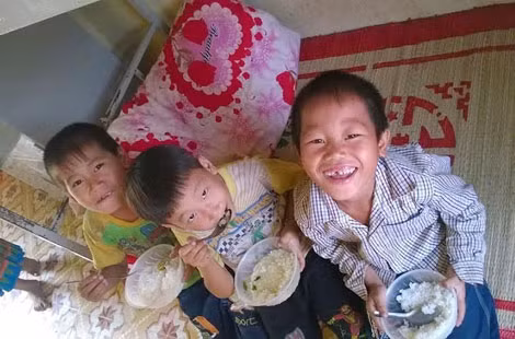 Dù thức ăn chỉ có rất ít nhưng tất cả các em đều ăn ngon lành.