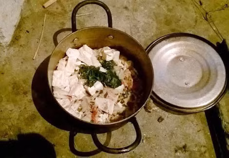 Nồi thức ăn nhỏ xíu này là tất cả thức ăn mặn của 27 học sinh đang tuổi ăn tuổi lớn.