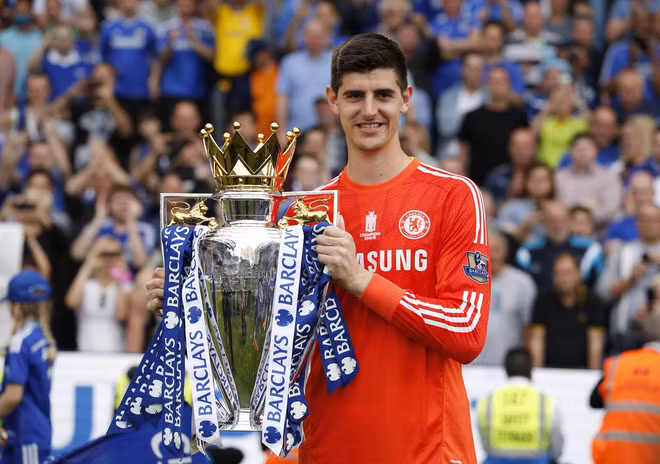 Cũng đến từ Atletico Madrid như Costa, thủ môn Thibaut Courtois hoà nhập nhanh chóng và trở thành tấm lá chắn thép cho hàng thủ Chelsea, đánh bật đàn anh kỳ cựu Petr Cech lên ghế dự bị.