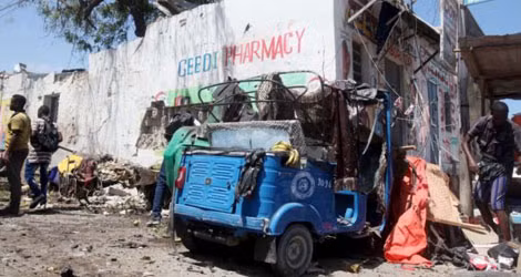 Hiện trường vụ tấn công Bộ giáo dục Somali do Al Shabaab thực hiện trong ngày 14/4 (Ảnh Ismail Taxa).