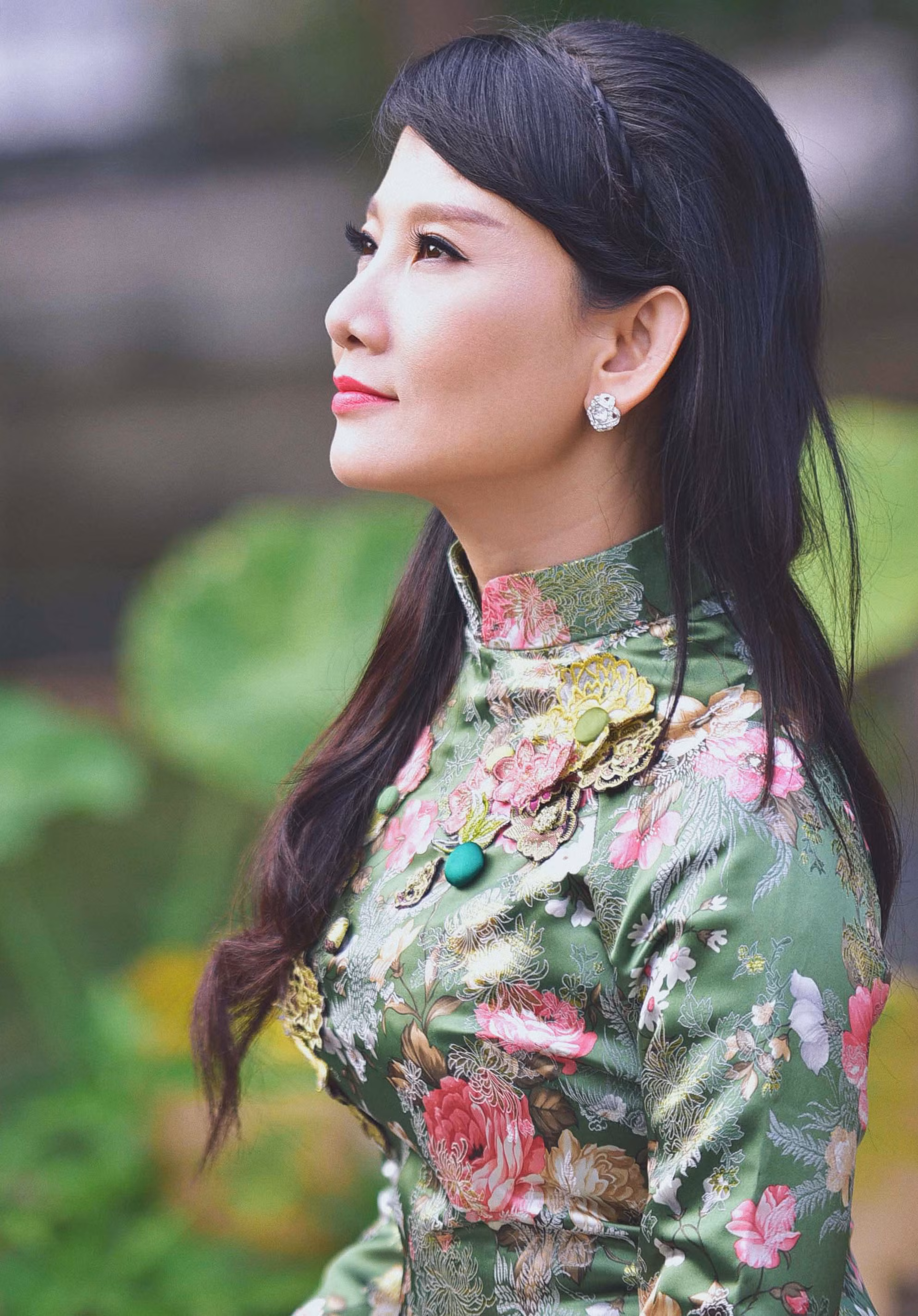 Mỹ Uyên chia sẻ về "Nhịp sống gia đình": Đây thực sự là một ngôi nhà, các chuyên mục giống như những căn phòng vậy, có phòng cho ông bà, phòng cho cha mẹ và phòng cho trẻ con. Có phòng sinh hoạt chung, phòng ngủ, phòng học tập của bé, phòng khách và nhà bếp. Tinh thần chung của chương trình là tư vấn sức khỏe và lối sống lành mạnh cho gia đình hiện đại. Nhưng nó sẽ không đi vào giáo khoa như các chương trình tư vấn sức khỏe thông thường. Nó được thể hiện bằng một phong cách trẻ trung, tươi mới. Ngay cả phần tư vấn bác sĩ cũng được làm rất ngắn gọn và thể hiện vui tươi. Và mỗi chương trình đều có một người phụ nữ đẹp và nổi tiếng chia sẻ những góc khuất bí mật trong cuộc sống của mình. Rồi cân bằng lại, là những người đàn ông nổi tiếng đi chợ nấu ăn, như một điều lạ nhưng có thật của cuộc sống. Khán giả cũng sẽ cảm thấy thú vị khi xem bộ phim sitcom “Gia đình yêu thương” ở giữa chương trình. NSUT Việt Anh, NSUT Minh Đức, Tiết Cương, Lê Phương, Quang Tuấn, Trang Trần… cùng xây dựng lên một gia đình vui nhộn, với những thành viên có cá tính đặc biệt nhưng đều rất yêu thương và chăm sóc nhau, nên tạo ra những tình huống dở khóc dở cười… Chúng tôi nhận được báo cáo của công ty TNS, tỷ lệ người xem chương trình (rating) rất cao. Đó có lẽ là câu trả lời chính xác nhất! Mỹ Uyên chia sẻ về "Nhịp sống gia đình": Đây thực sự là một ngôi nhà, các chuyên mục giống như những căn phòng vậy, có phòng cho ông bà, phòng cho cha mẹ và phòng cho trẻ con. Có phòng sinh hoạt chung, phòng ngủ, phòng học tập của bé, phòng khách và nhà bếp. Tinh thần chung của chương trình là tư vấn sức khỏe và lối sống lành mạnh cho gia đình hiện đại. Nhưng nó sẽ không đi vào giáo khoa như các chương trình tư vấn sức khỏe thông thường. Nó được thể hiện bằng một phong cách trẻ trung, tươi mới. Ngay cả phần tư vấn bác sĩ cũng được làm rất ngắn gọn và thể hiện vui tươi. Và mỗi chương trình đều có một người phụ nữ đẹp và nổi tiếng chia sẻ những góc khuất bí mật trong cuộc sống của mình. Rồi cân bằng lại, là những người đàn ông nổi tiếng đi chợ nấu ăn, như một điều lạ nhưng có thật của cuộc sống. Khán giả cũng sẽ cảm thấy thú vị khi xem bộ phim sitcom “Gia đình yêu thương” ở giữa chương trình. NSUT Việt Anh, NSUT Minh Đức, Tiết Cương, Lê Phương, Quang Tuấn, Trang Trần… cùng xây dựng lên một gia đình vui nhộn, với những thành viên có cá tính đặc biệt nhưng đều rất yêu thương và chăm sóc nhau, nên tạo ra những tình huống dở khóc dở cười… Chúng tôi nhận được báo cáo của công ty TNS, tỷ lệ người xem chương trình (rating) rất cao. Đó có lẽ là câu trả lời chính xác nhất!