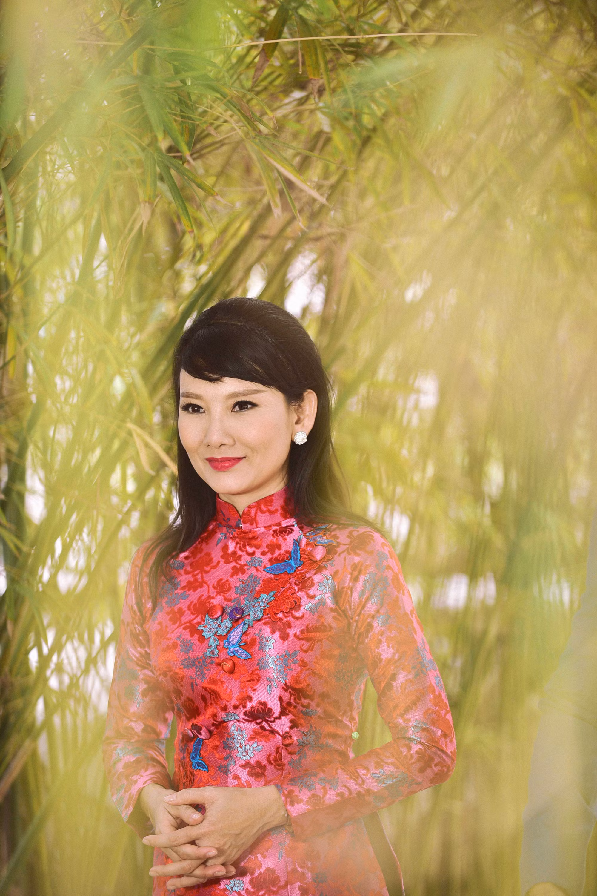 Với Mỹ Uyên, năm 2014 là một năm thành công với trong công việc khi những dự án, những niềm đam mê ấp ủ đều đã thực hiện trọn vẹn. Vở kịch “Gương mặt kẻ khác” do chị đóng vai nữ chính được đề cử nhiều giải thưởng quan trọng. Vở kịch "Đêm vượn hú" thành công ngoài mong đợi khi nhận được công chúng đón nhận nồng nhiệt. Chị cũng là gương mặt trong Top 3 đề cử HTV Award 2014. Với Mỹ Uyên, năm 2014 là một năm thành công với trong công việc khi những dự án, những niềm đam mê ấp ủ đều đã thực hiện trọn vẹn. Vở kịch “Gương mặt kẻ khác” do chị đóng vai nữ chính được đề cử nhiều giải thưởng quan trọng. Vở kịch "Đêm vượn hú" thành công ngoài mong đợi khi nhận được công chúng đón nhận nồng nhiệt. Chị cũng là gương mặt trong Top 3 đề cử HTV Award 2014.