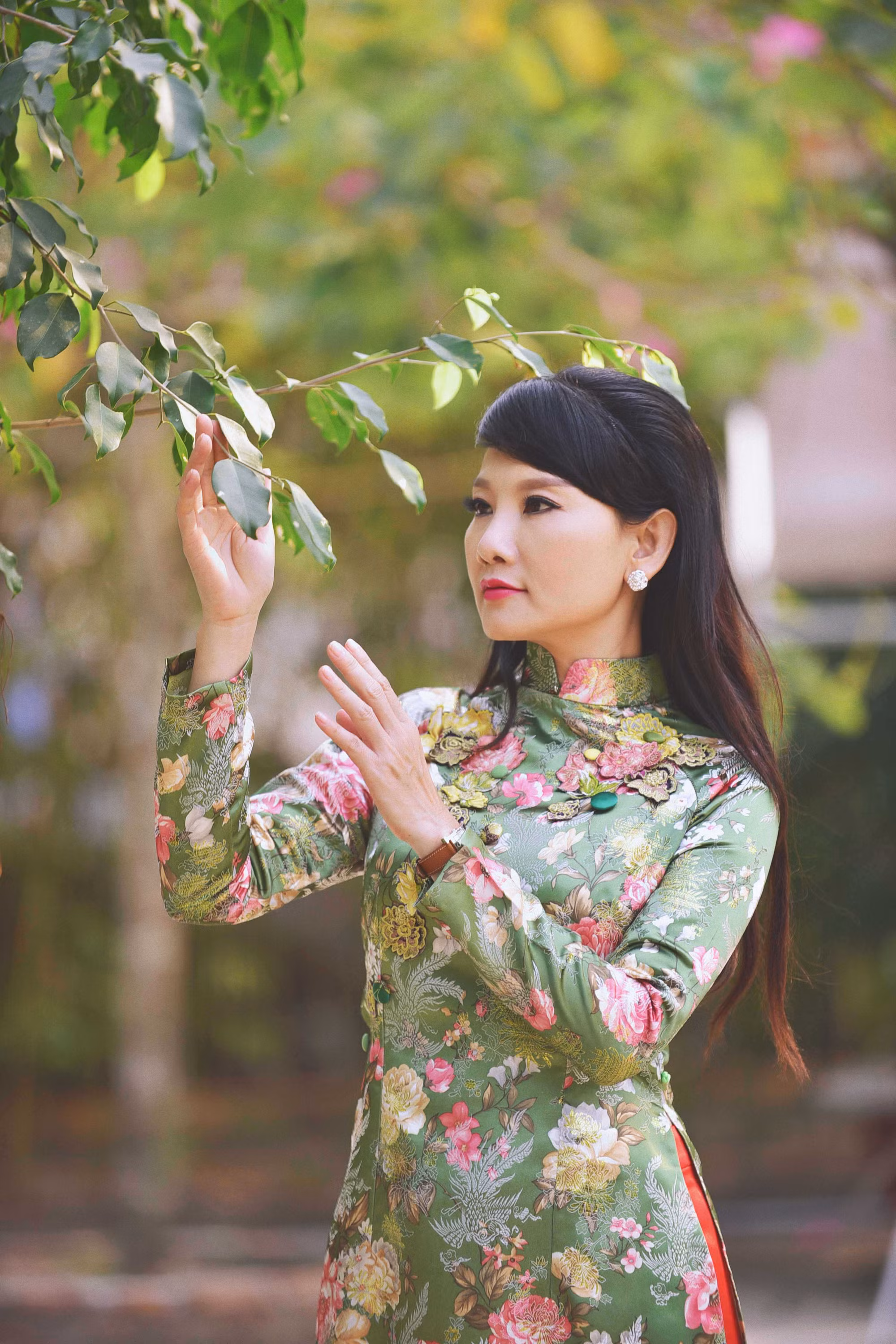 Chị thường chọn cho mình những trang phục phù hợp, đơn giản xuất hiện trước công chúng cũng như ở các sự kiện lớn. Và áo dài cũng luôn là sự lựa chọn của nữ nghệ sỹ trong nhiều sự kiện. Chị thường chọn cho mình những trang phục phù hợp, đơn giản xuất hiện trước công chúng cũng như ở các sự kiện lớn. Và áo dài cũng luôn là sự lựa chọn của nữ nghệ sỹ trong nhiều sự kiện.
