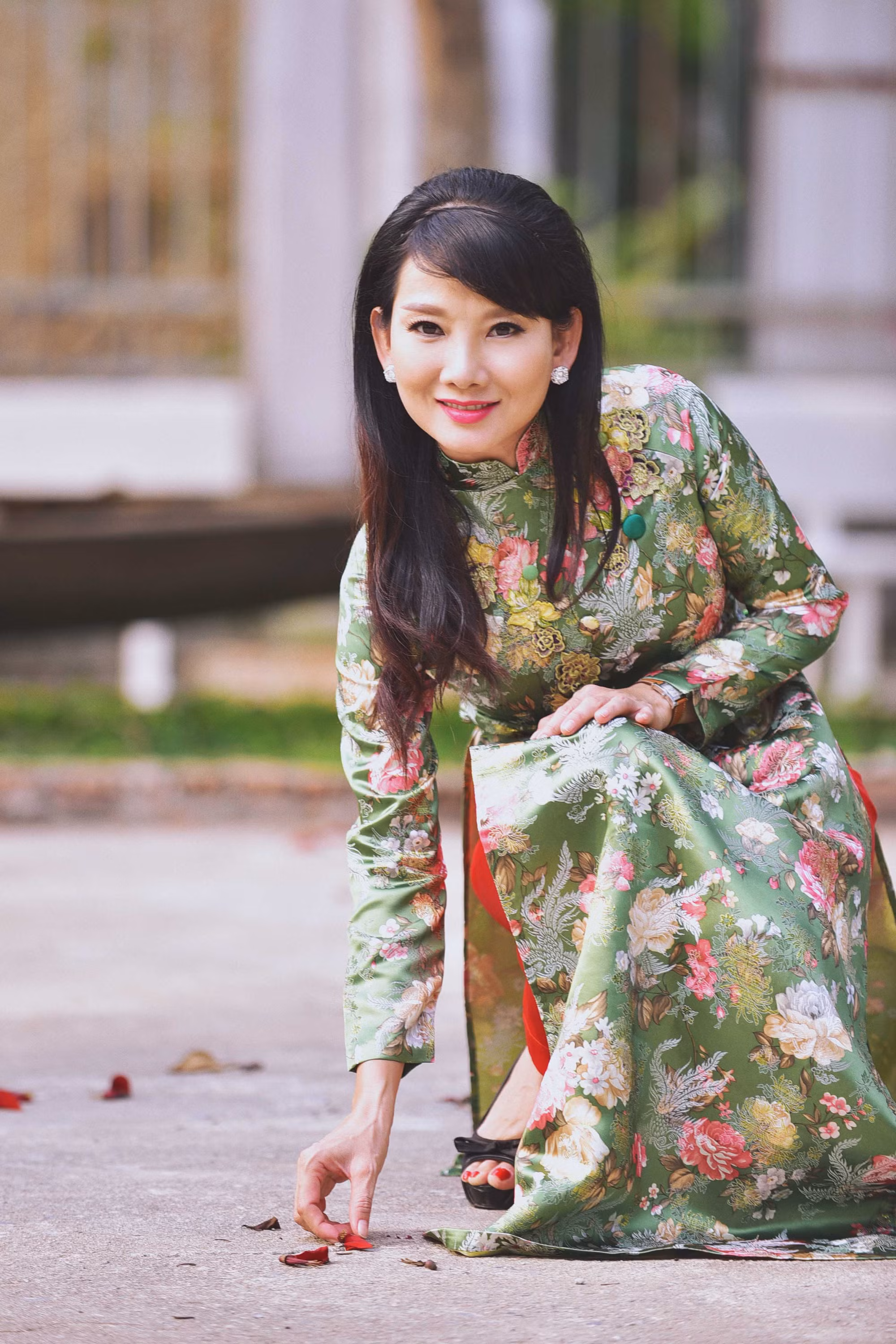 Mỹ Uyên chia sẻ: “Áo dài không chỉ là trang phục truyền thống, mà còn là một nét văn hoá tinh thần Việt, hơn thế nó khiến cho người phụ nữ trở nên dịu dàng, đằm thắm hơn". Mỹ Uyên chia sẻ: “Áo dài không chỉ là trang phục truyền thống, mà còn là một nét văn hoá tinh thần Việt, hơn thế nó khiến cho người phụ nữ trở nên dịu dàng, đằm thắm hơn".