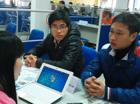 Các doanh nghiệp vừa và nhỏ cần được hỗ trợ tốt hơn để phát triển và tạo việc làm (Trong ảnh: Một doanh nghiệp phỏng vấn tuyển lao động tại Sàn giao dịch việc làm Hà Nội).
