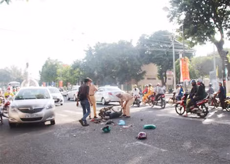Lực lượng CSGT có mặt hiện trường để phân luồng giao thông và điều tra làm rõ vụ tai nạn. Lực lượng CSGT có mặt hiện trường để phân luồng giao thông và điều tra làm rõ vụ tai nạn.