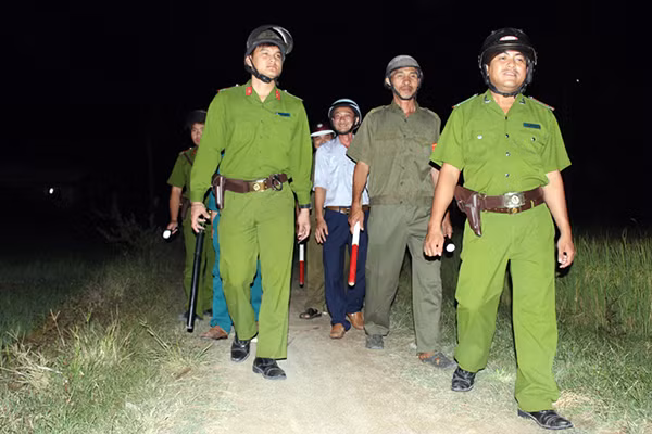 Anh Lê Ngọc Trân (thứ hai, từ phải sang) cùng Công an thị trấn Phú Thứ tuần tra bảo vệ an ninh trật tự.