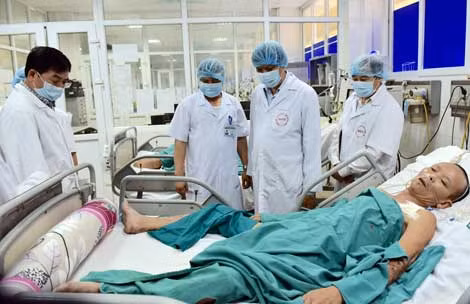 Thứ trưởng Nguyễn Thanh Long và TS Nguyễn Khắc Hiền kiểm tra công tác phòng, chống dịch tại BV. Thứ trưởng Nguyễn Thanh Long và TS Nguyễn Khắc Hiền kiểm tra công tác phòng, chống dịch tại BV.