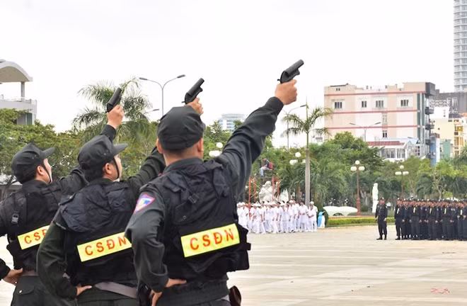 Sau 3 tiếng súng hiệu, các đơn vị bắt đầu thực hiện diễn tập theo phương án đã chuẩn bị