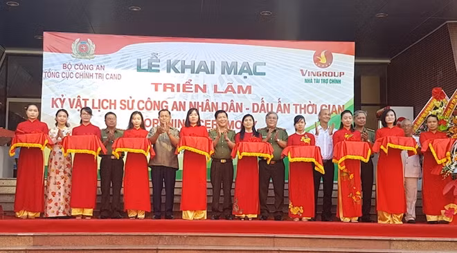 Thứ trưởng Nguyễn Văn Sơn và các đại biểu cắt băng khai mạc triển lãm
