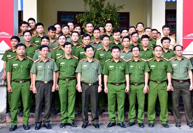 Thứ trưởng Nguyễn Văn Sơn thăm hỏi, tặng quà và chụp ảnh lưu niệm với CBCS Công an huyện Hòa Vang