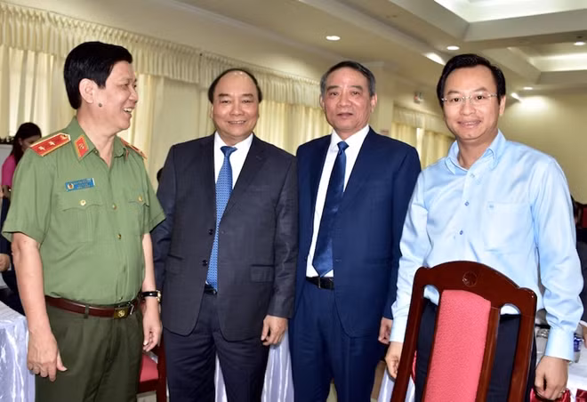 Thủ tướng Nguyễn Xuân Phúc cùng lãnh đạo các Bộ, ngành Trung ương chụp ảnh lưu niệm với các đại biểu tại buổi gặp mặt