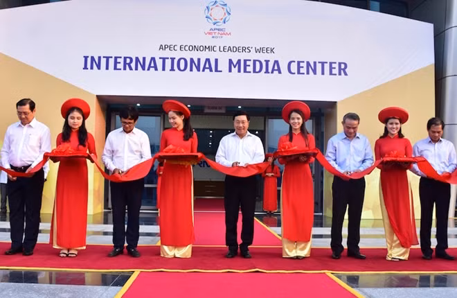 Phó Thủ tướng Phạm Bình Minh và các đại biểu cắt băng khai trương Trung tâm Báo chí Quốc tế APEC 2017