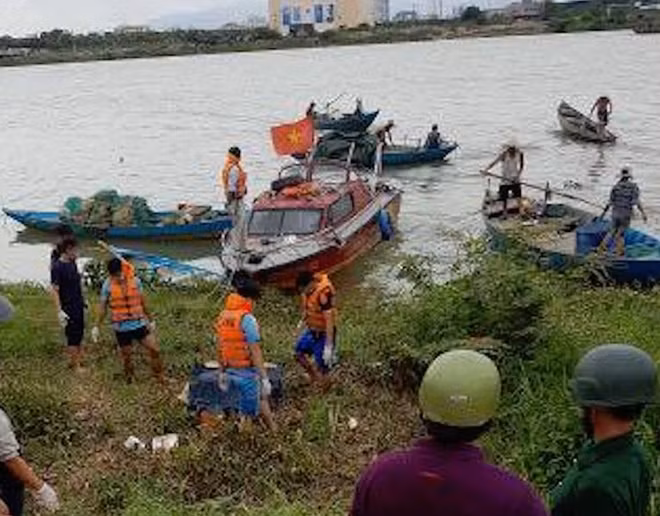 Thi thể nạn nhân đã được đưa lên bờ và tổ chức khám nghiệm