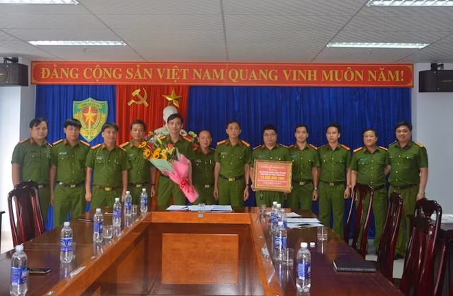 Đại tá Trần Mưu tặng hoa và trao thưởng cho Phòng Cảnh sát Kinh tế