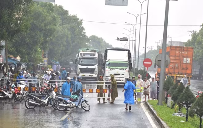 Nhiều phương tiện cơ giới được hướng dẫn đậu đỗ nơi cao ráo tránh lũ