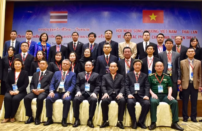 Các đại biểu dự hội nghị chụp ảnh lưu niệm