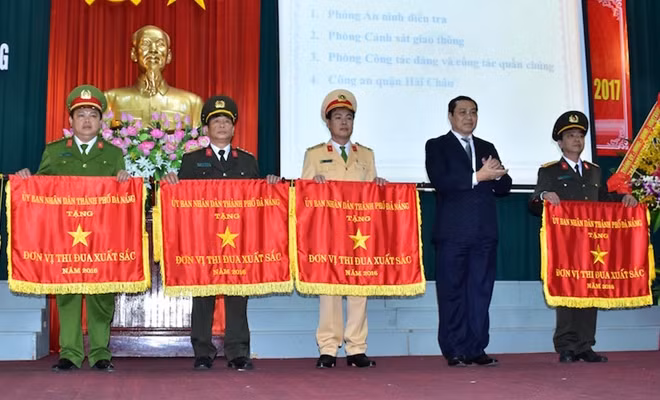 4 tập thể khác cũng được Chủ tịch UBND TP tặng Cờ thi đua