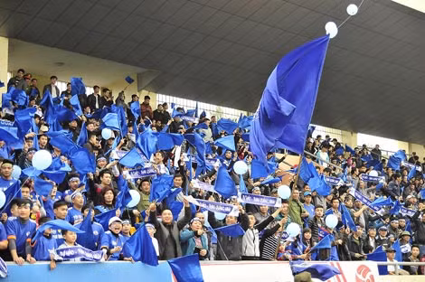V.League 2014, sân Cẩm Phả (Quảng Ninh) là một trong hiếm hoi các SVĐ luôn đông khách. Ảnh: H.M.