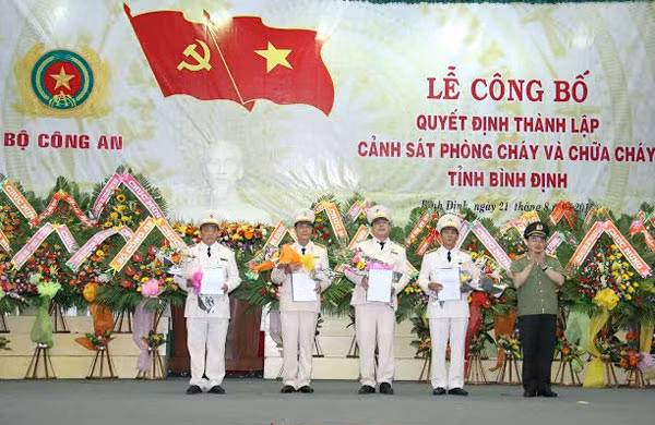 Thượng tướng Bùi Quang Bền trao quyết định bổ nhiệm Ban Giám đốc Cảnh sát PC&CC tỉnh Bình Định.